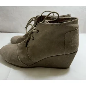 Toms Boots Women’s‎ Kala Chukka Wedge Ankle Suede Lace Up Booties Beige Size 8.5 thumbnail 2