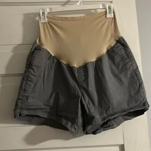 Old Navy Grey Maternity Shorts thumbnail 1