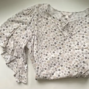 LC Lauren Conrad daisy print flutter sleeve peasant blouse, size XL thumbnail 1