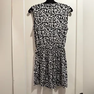 Banana Republic‎ Monochrome Floral romper Size S thumbnail 2
