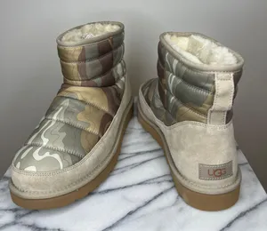 UGG Classic Mini thumbnail 1