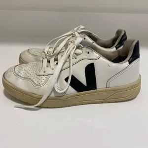Veja V-10 Sneakers white and black women’s size 7‎ thumbnail 2