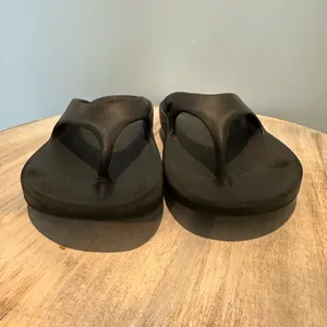 OOFOS original black sandal Unisex Men’s 5 Women’s 7 thumbnail 4