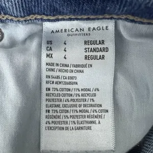 American Eagle Mom Straight Distressed Jeans Medium Wash Stretch Size 4 Regular thumbnail 6
