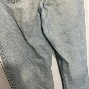 Abercrombie Curve Love Ultra High Rise 90s Straight Jean 29 or 8 Long in Vintage Wash thumbnail 5
