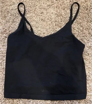 Boohoo Black V-Neck Spaghetti Strap Crop Cami thumbnail 1