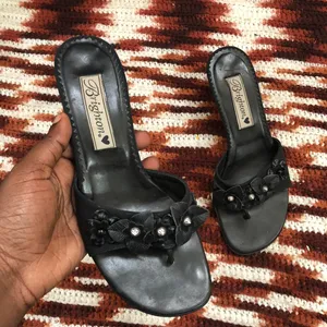Brighton Tula Whimsygoth Coquette Black leather floral faux pearl sandals thong kitten heels pumps embellished-6.5M thumbnail 2