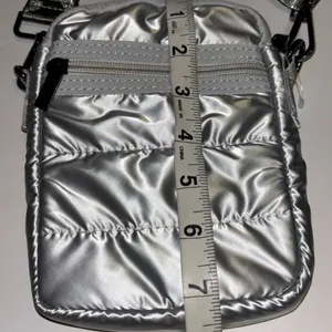 Source Unknown SILVER PUFF STYLE CROSSBODY GREAT SIZE HOLDS PHONE AND MORE FUN COLORFUL STRAP thumbnail 9