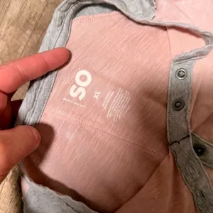 SO Women's Pink Acid Wash Raglan Henley Short Sleeve Top‎ XL Heather Gray Trim thumbnail 5