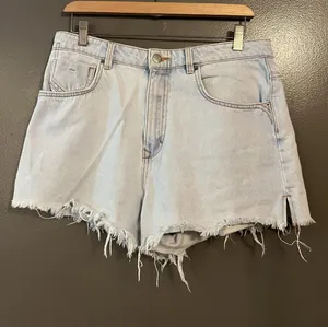 Zara Denim Shorts Womens 10 Light Wash Blue High Rise Cutoff Frayed Hem thumbnail 1