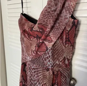 W118 Walter Baker Cold Shoulder Burgundy Snake Print Mini Dress thumbnail 5
