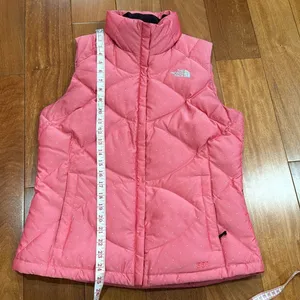 The North Face 550 Down Filled coral with white polkadots puffer Vest Size M thumbnail 9
