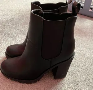 Soda NWOT Suede Heeled Boots thumbnail 2