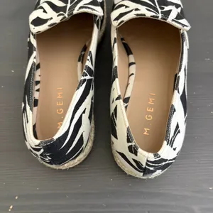 M.Gemi Espadrilles Agio 39.5 Black White Tropical Floral Print Slip On Loafers thumbnail 6