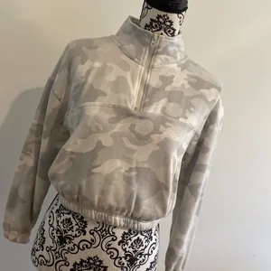 Hippie Rose Camo 1/4 Zip Crop Sweatshirt Size Small thumbnail 2