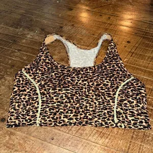 Fabletics L Athleisure cheetah on the go high impact sports bra thumbnail 2