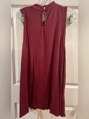 torrid Burgundy Keyhole Mock-Neck Sleeveless Tank thumbnail 4