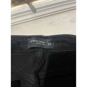 Just Black Denim Jeans Women's Size 27‎ Black Distressed Hem High Rise Skinny thumbnail 2