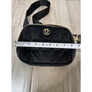 Lululemon Everywhere Belt Bag Women 1L Black Quilted Gold Hardware Fanny Pack thumbnail 9