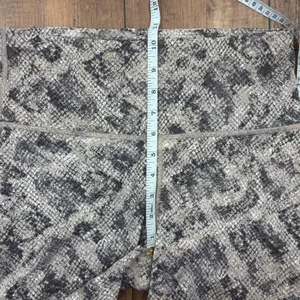 GAP Fit Eclipse Biker Shorts High Waist Women's Size M Tan Brown Snake Print thumbnail 7