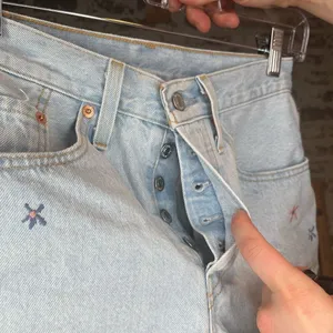 Levi’s | women denim shorts with embroidered flowers thumbnail 10