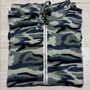 Full-zip camouflage hoodie. Hood with drawstrings. Front kangaroo pockets. thumbnail 6