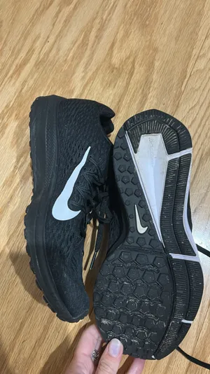 Nike Tennis Shoes thumbnail 2