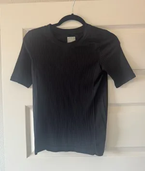 Athleta Black Ribbed Short Sleeve Crew Tee thumbnail 1