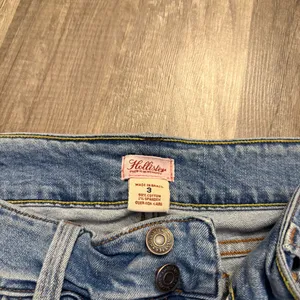 Hollister Y2K Light Wash Low Rise Double Button Denim Shorts thumbnail 5