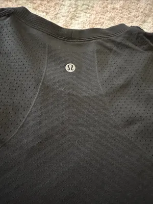 Lulu lemon 🍋 Black swiftly top a wider fit. thumbnail 4