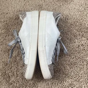 Universal Threads star sneaker with leopard print and silver laces thumbnail 8