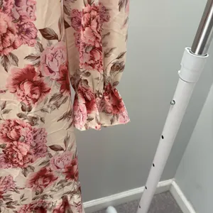 SHEIN Cream & Pink Floral Surplice 3/4 Sleeve Maxi Dress with Belt thumbnail 3