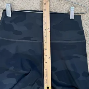 ALO‎ YOGA High Waisted Vapor Black And Gray Camo Leggings Size M Athleasure Gym thumbnail 5