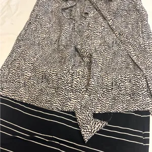 LOFT Black and White Patterned Blouse thumbnail 4