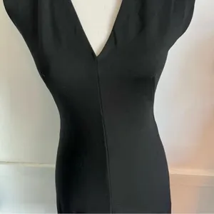 Everlane • The Sleeveless V-Neck Flare Dress in Black thumbnail 3