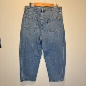 Old Navy Medium Wash High Rise Barrel Leg Jeans - size 14 thumbnail 2