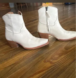 Tecovas White Size 7.5 thumbnail 2