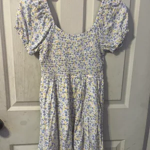 Hollister floral dress thumbnail 3