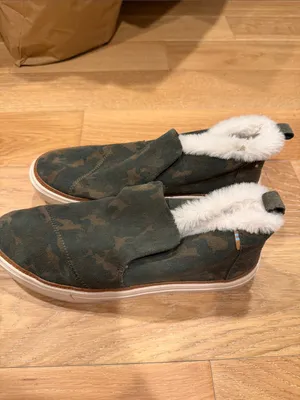 Toms‎ Green Camouflage Slip-On Sneakers with White Faux Fur Trim 9 thumbnail 2