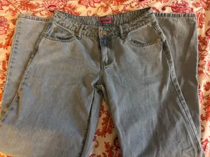 Edikted Low-Rise Jeans Raelynn Washed thumbnail 2