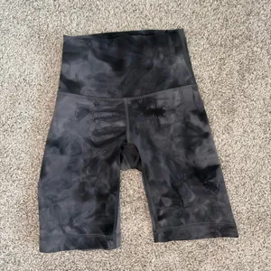 Lululemon Wunder Train High-Rise Biker Shorts Size 0 thumbnail 3