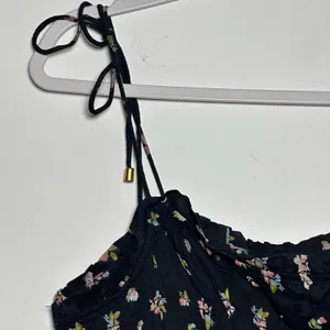 Free People Black Floral‎ Smocked Crop Top Tie Shoulder Adjustable M thumbnail 6