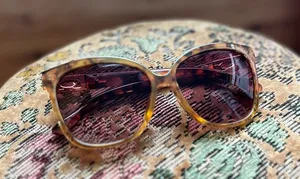 •Woman’s Oscar de la Renta tortoiseshell sunglasses• thumbnail 1