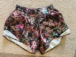 Lululemon Hotty Hot Short Stencil Blossom Red Multi Sheer Swift Ultra Light thumbnail 4