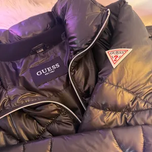 Guess black puffer jacket XL thumbnail 2