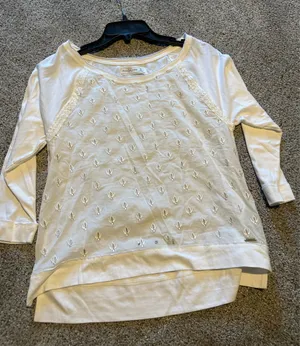 Abercrombie & Fitch Cream Embroidered 3/4 shirt is a size XS. thumbnail 4