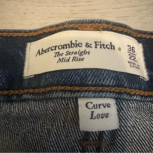 Abercrombie Women’s Size 36 Curve Love Dark Wash Straigh Mid Rise Jeans NWOT thumbnail 3