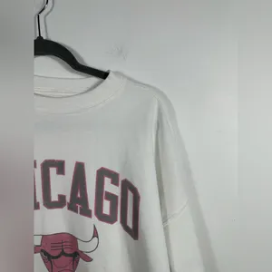 Abercrombie SoftAF Chicago Bulls Sweatshirt XS‎ Gray NBA Crewneck thumbnail 4