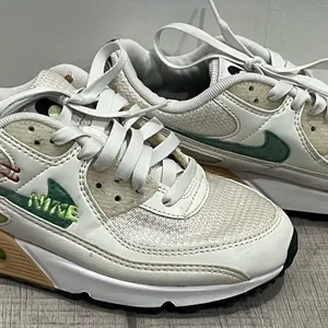 Nike Air Max 90 BRAND NEW!!! White Green Womens Sneakers Size 8 thumbnail 1