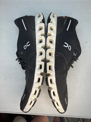 On Cloud 5 All Black Mesh Low Top Sneakers sz 8.5 thumbnail 2